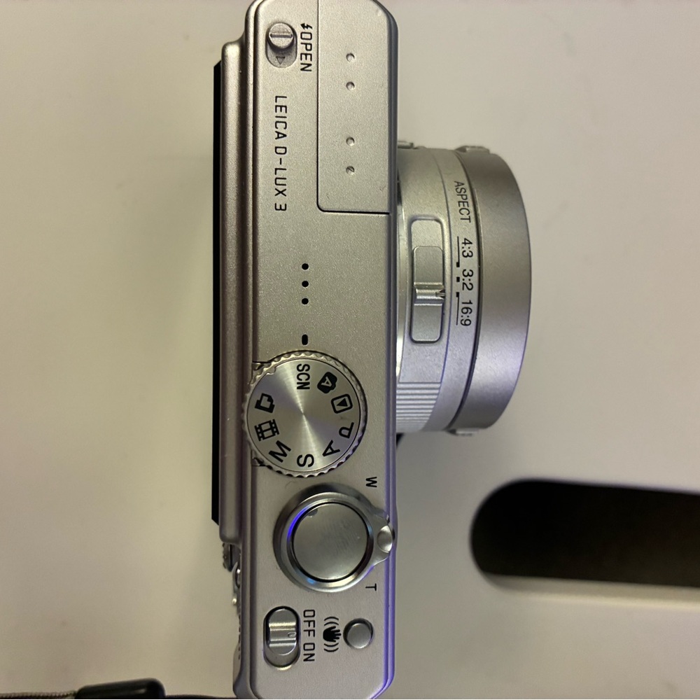 Leica D-Lux 3 Digital Camera - Picture 3 of 13